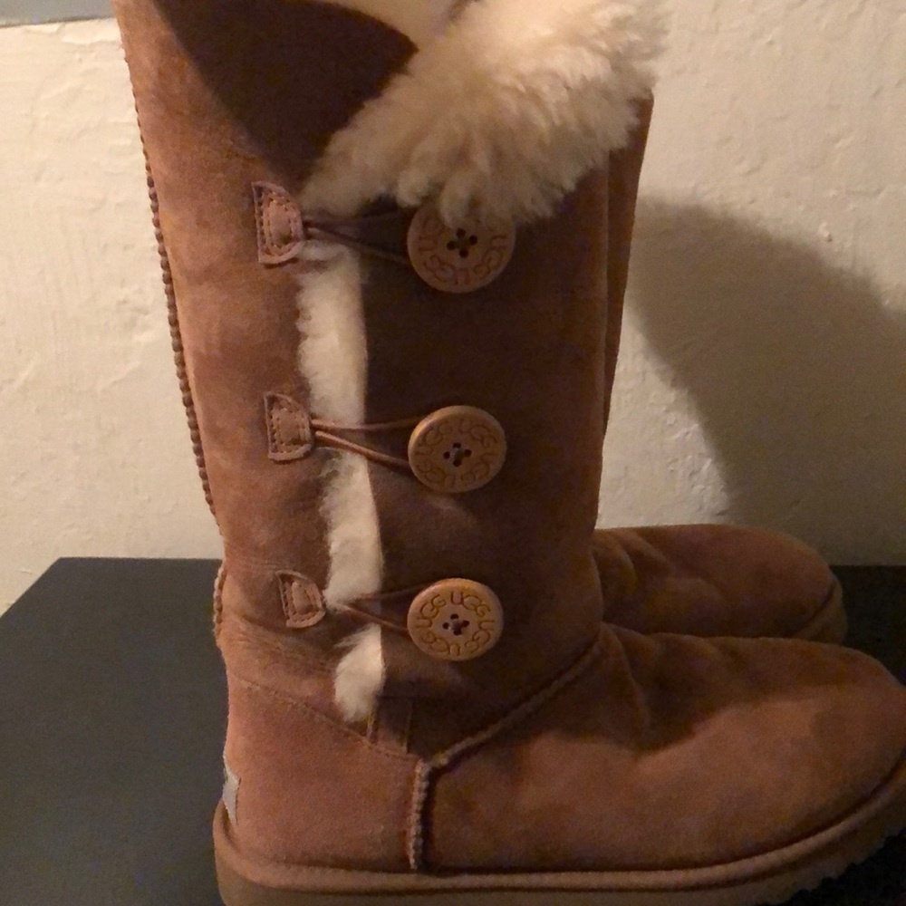 UGGS SIZE 7 Tan BAILEY BUTTON